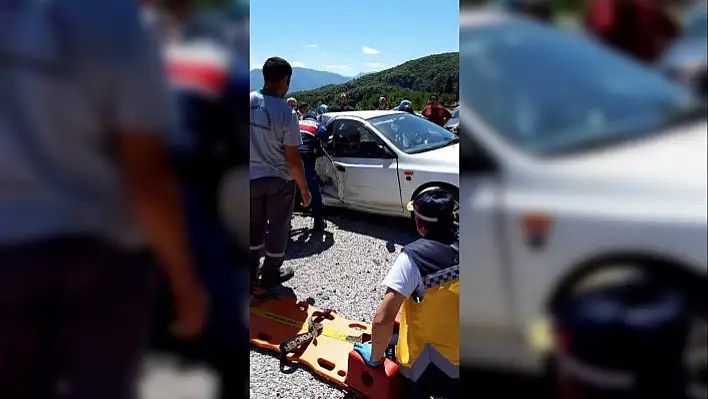 Kastamonu'da traktör ile otomobil çarpıştı: 1 ölü, 2 yaralı