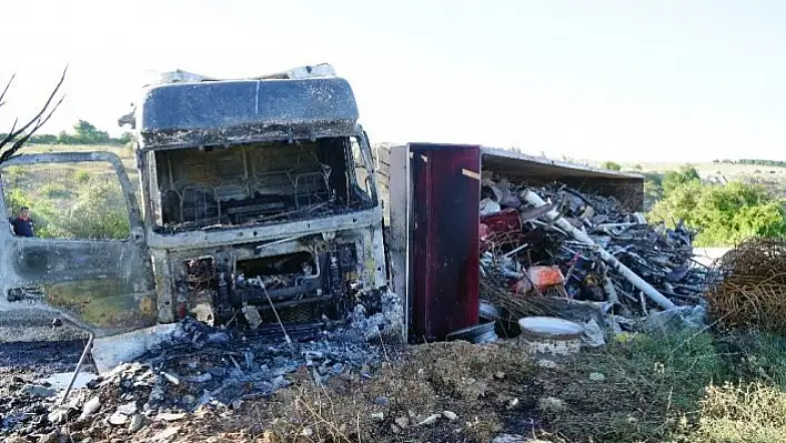 Kastamonu'da hurda yüklü kaza yapan tır alev aldı