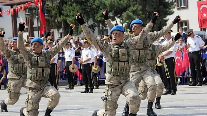Komandoların Zeybek oyunu, Zafer Bayramı'na damga vurdu