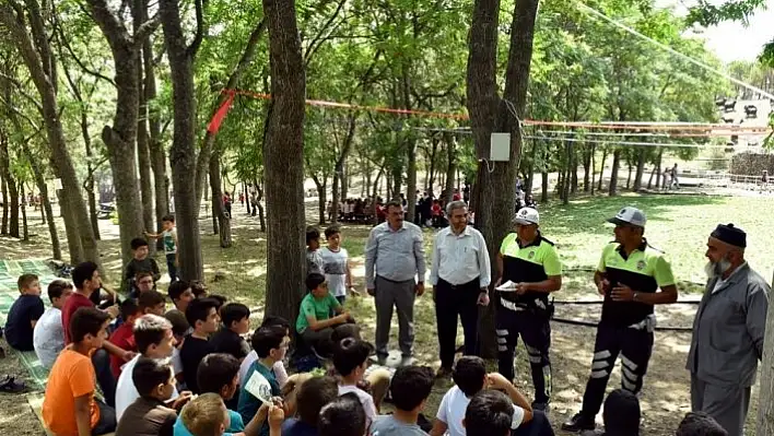 Öğrencinin sorduğu soru Trafik Polisine zor anlar yaşattı
