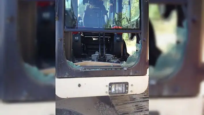 Orman yolu istemeyen köylüler, iş makinesine zarar verdi