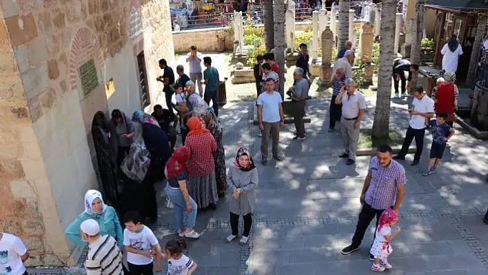 Şeyh Şaban-ı Veli Külliyesi'nde arife yoğunluğu