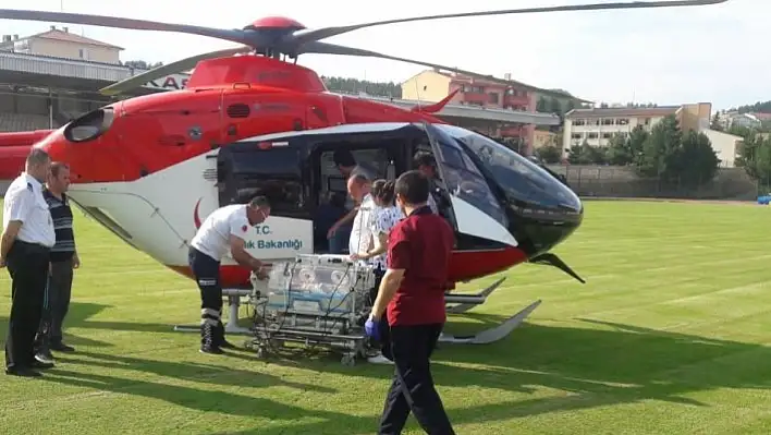 Solunum sıkıntısı yaşayan bebek, ambulans helikopterle sevk edildi