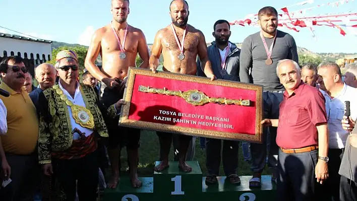 Tosya Yağlı Güreşleri'nde başpehlivan Orhan Okulu oldu