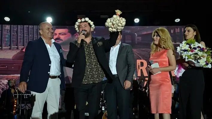 Ünlü sanatçı Serkan Kaya, sahnede sarımsak yedi