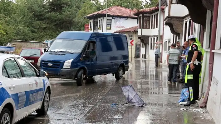 Yoldan çıkan minibüs kaldırımdaki yayaları ezdi: 3 yaralı