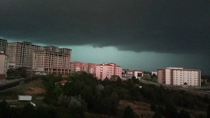 Kastamonu'yu vuran dolu yağışı öncesi kara bulutlar gökyüzünü böyle kapladı