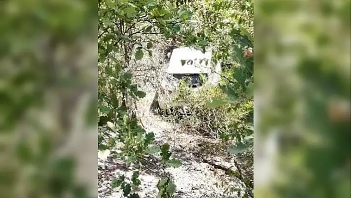 Mıcıra kapılan araç, yoldan çıkarak dereye uçtu: 2 yaralı