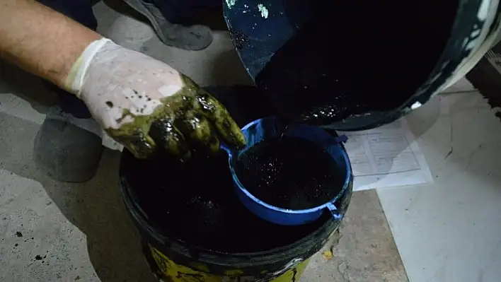 Taş baskı sanatını atölyeye çevirdiği odunlukta yaşatıyor