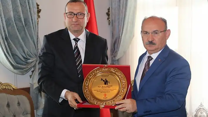 Vali Karadeniz &quotEsnafımız dolu yağışını fırsat bilmemeli"