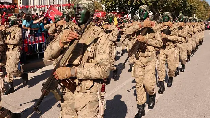 Cumhuriyet coşkusuna komandoların gösterileri damga vurdu