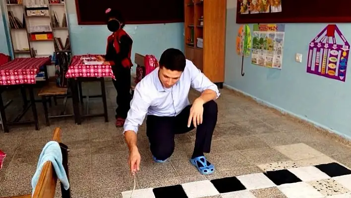 Duyarlı öğretmen, öğrencileri için pet şişeleri keserek satranç takımı yaptı