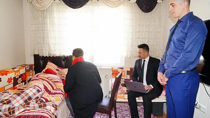 Hakim yaşlı kadının ifadesini almak için evine gitti