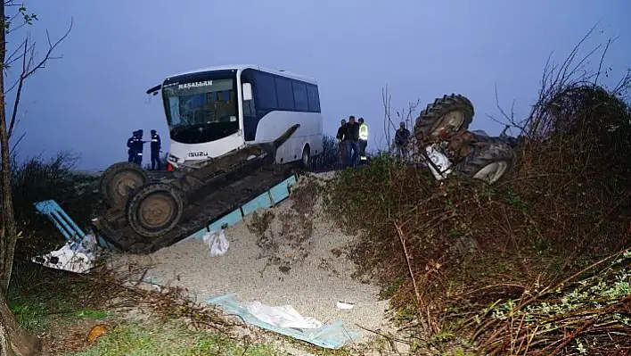 İşçileri taşıyan otobüs ile küspe yüklü traktör çarpıştı: 12 yaralı