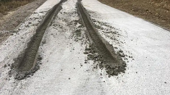 Kastamonu'da dökülen beton yola zarar verildi