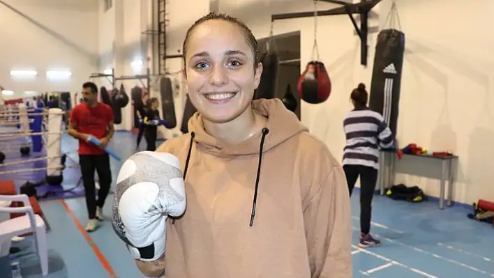Kick boksta dünyayı deviren İrem'in gözü boksta
