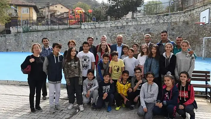 Merkez Ortaokulu basketbol sahası yenilendi