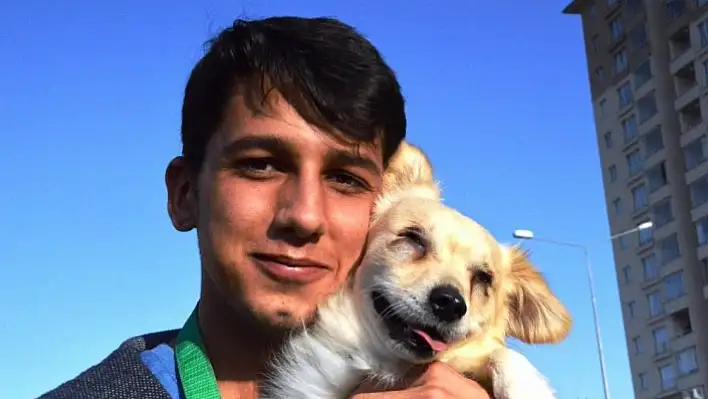 Yalnızlığını gidermek için sahiplendiği görme engelli köpek, tek dostu oldu