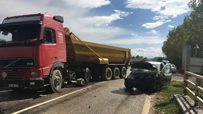 Tır ile hafif ticari araç çarpıştı: 3 yaralı
