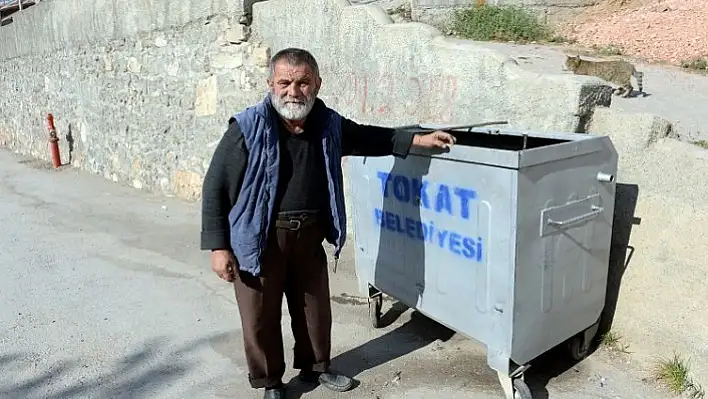 Çöpte bulduğu altınları polise teslim etti