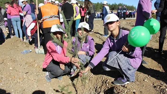 'Fidanlar, fidanlarla büyüyor' projesi kapsamında 400 fidan toprakla buluştu