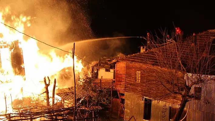 Kastamonu'da çıkan yangında 2 ev kullanılamaz hale geldi