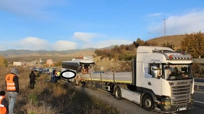 Kastamonu'da yolcu otobüsü tıra çarptı