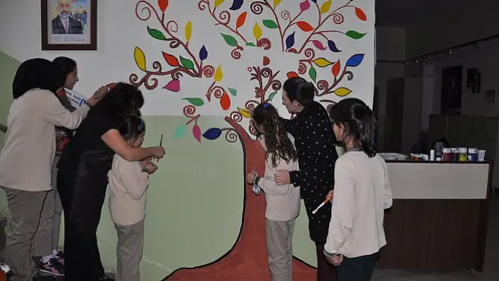 Öğretmenler okul duvarlarını resimlerle süsledi
