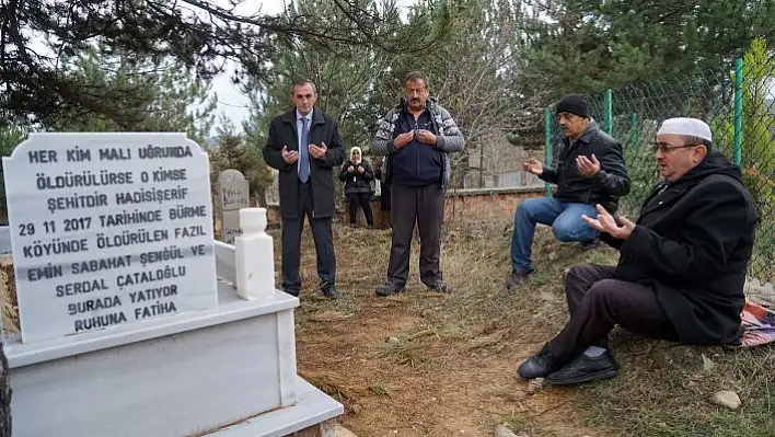 Öldürüldükten sonra yakılarak yok edilmek istenilen aile, mezarı başında anıldı
