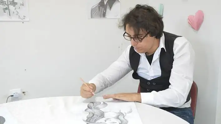 Zihinsel engelli genç hayata kara kalem ile tutundu