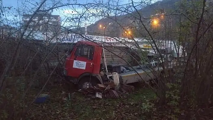 Freni boşalan vinç tarlaya uçtu: 1 yaralı