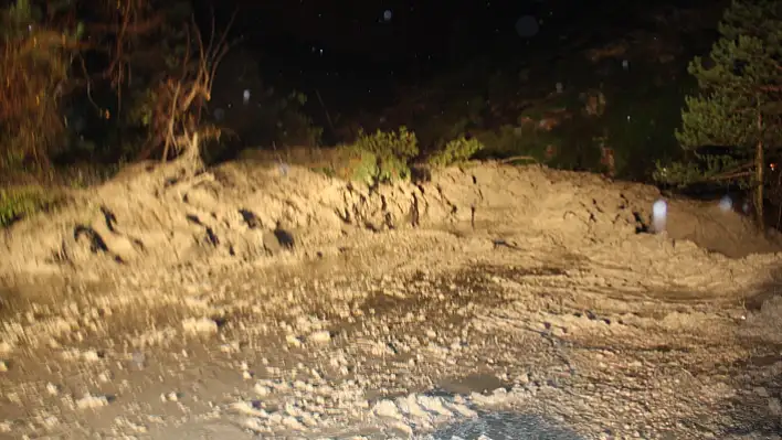 Cide'de heyelan! Karadeniz Sahil Yolu ulaşıma kapandı