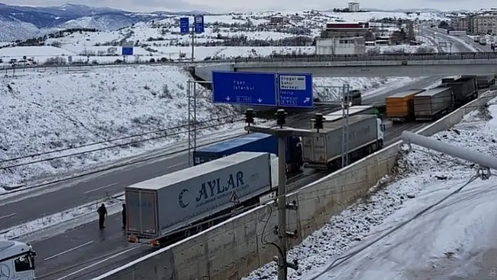 Kastamonu D-100'de buzlanma sonrası tırlar yolda kaldı