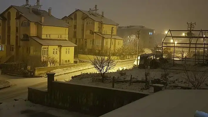 Kastamonu'da etkili olan kar yağışı nedeniyle okullar tatil edildi