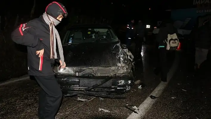 Cide'de kamyon ile otomobil çarpıştı: 1 yaralı