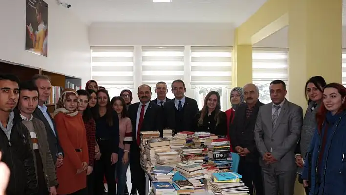 KÜ'den 'Kütüphanesiz okul, kitapsız öğrenci kalmasın' kampanyasına destek