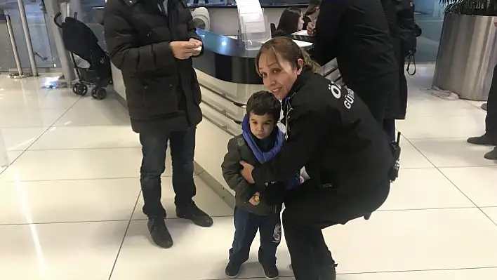 Küçük çocuk üzerinde notla annesi tarafından terk edildi