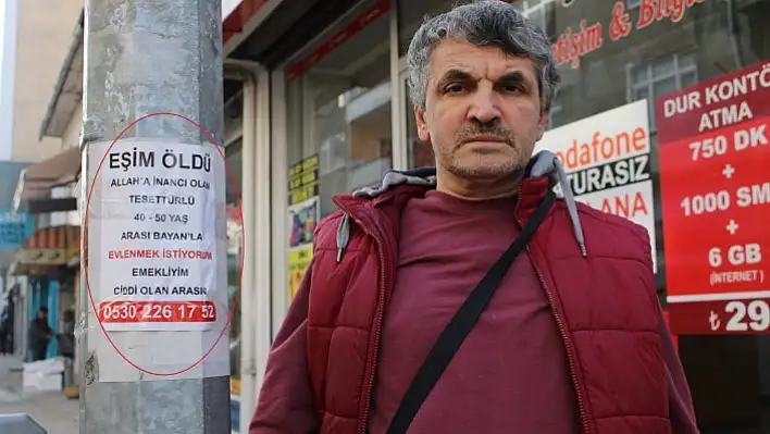 Sokaklara astığı ilanla eş arıyor