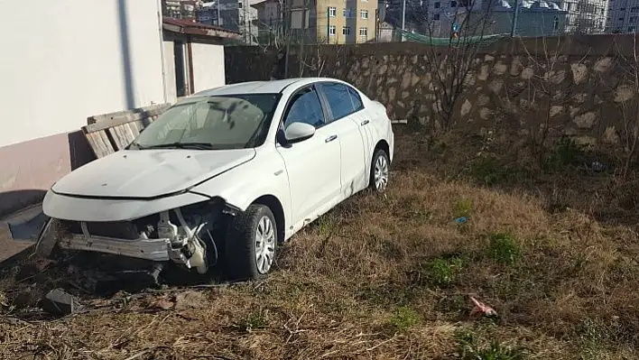 Virajı alamayan otomobil, evin bahçesine uçtu