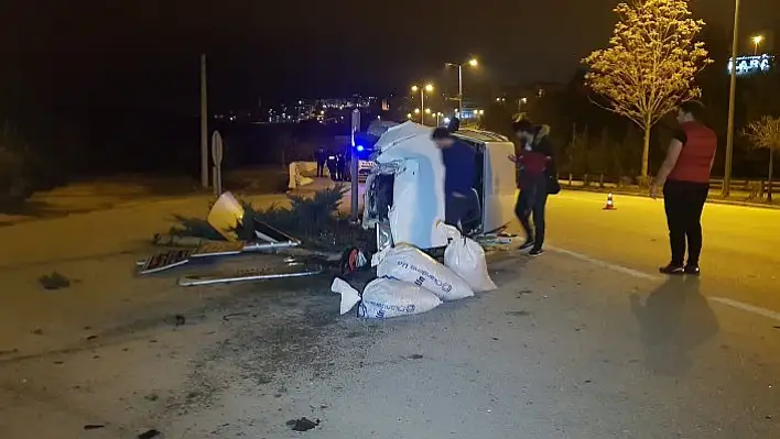 Kaldırıma çarpan otomobil takla attı: 2 yaralı
