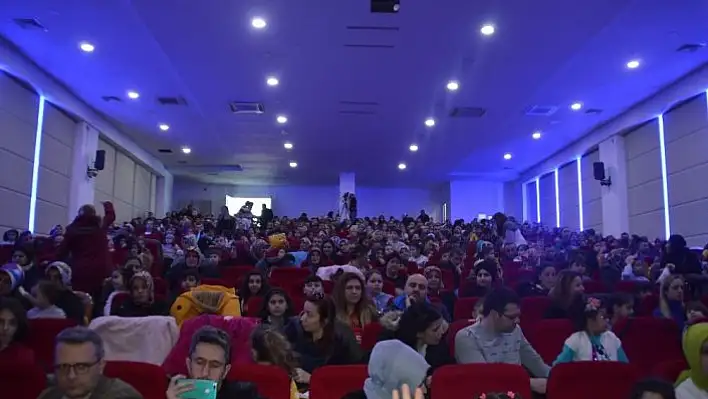 Kastamonu'da çocuklar aileleriyle birlikte tiyatronun tadını çıkarıyor