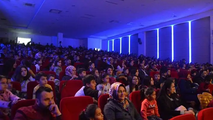 Kastamonu'daki çocuklar aileleriyle birlikte tiyatronun tadını çıkarıyor