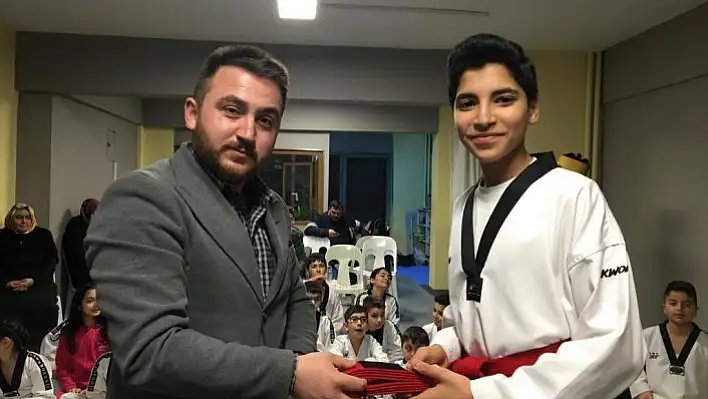 Muhtar Adayı Vedat Kuşcu'dan Erişen Spor Kulübünü ziyaret