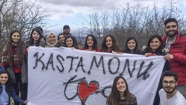 Üniversite öğrencilerinden sokak hayvanlarına yiyecek ve battaniye