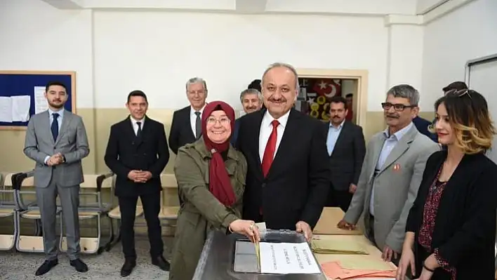 Belediye Başkan Adayı Tahsin Babaş, oyunu kullandı