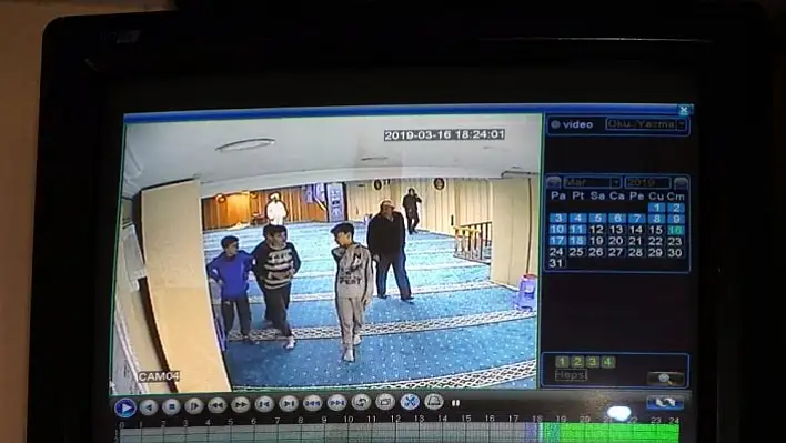 Camilere yapılan saldırıya üzülen öğrenciler, namaz kıldıkları camiyi temizlediler