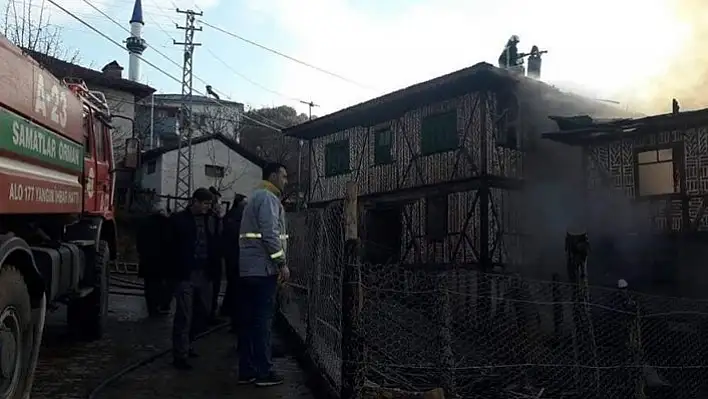 Kastamonu'da yangında iki ev kullanılamaz hale geldi