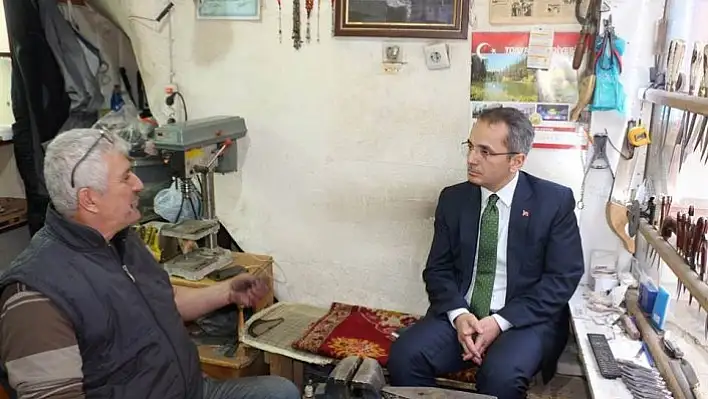 Kaymakam Deniz Pişkin, devlet sanatçısı unvanı alan bıçak ustasını ziyaret etti