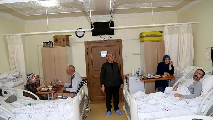Yatalak halde geldiği merkezde hastalara moral aşılıyor