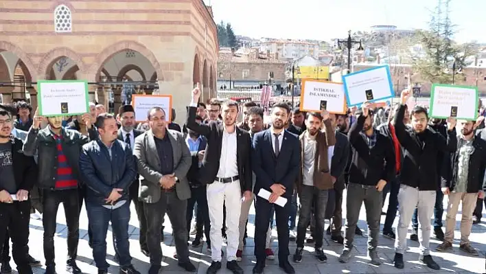 Yeni Zelanda'daki camiye yönelik terör saldırısı protesto edildi